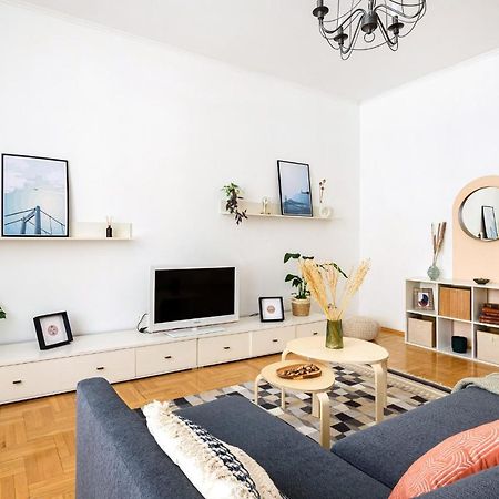 Spacious & Serene Downtown Home With Free Parking บูดาเปสต์ ภายนอก รูปภาพ