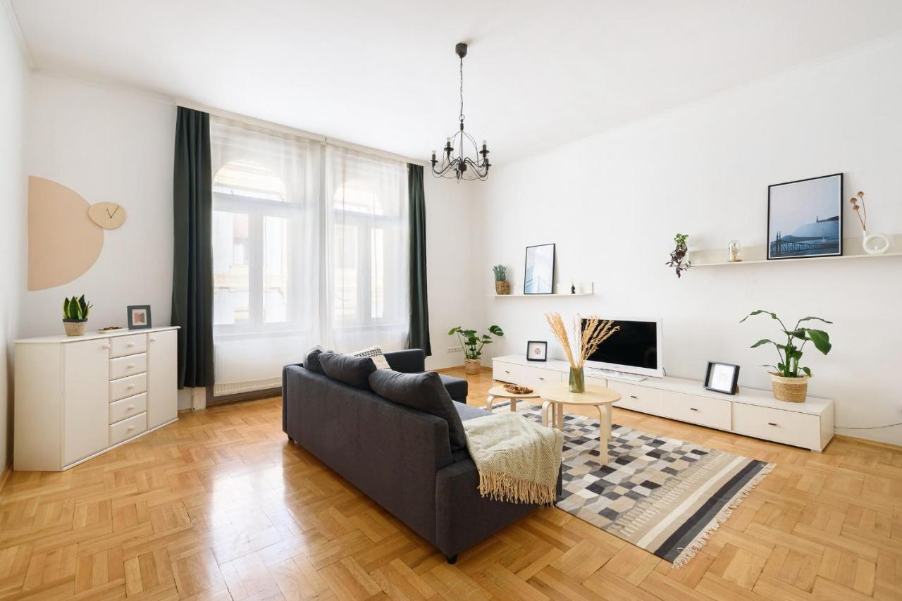 Spacious & Serene Downtown Home With Free Parking บูดาเปสต์ ภายนอก รูปภาพ