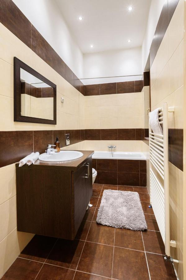 Spacious & Serene Downtown Home With Free Parking บูดาเปสต์ ภายนอก รูปภาพ
